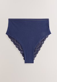 Tamsiai mėlynos spalvos medvilninės trumpikės su nėrinių apdaila pakraščiuose, suteikiančios lygią tekstūrą ir pilną padengimo dizainą.