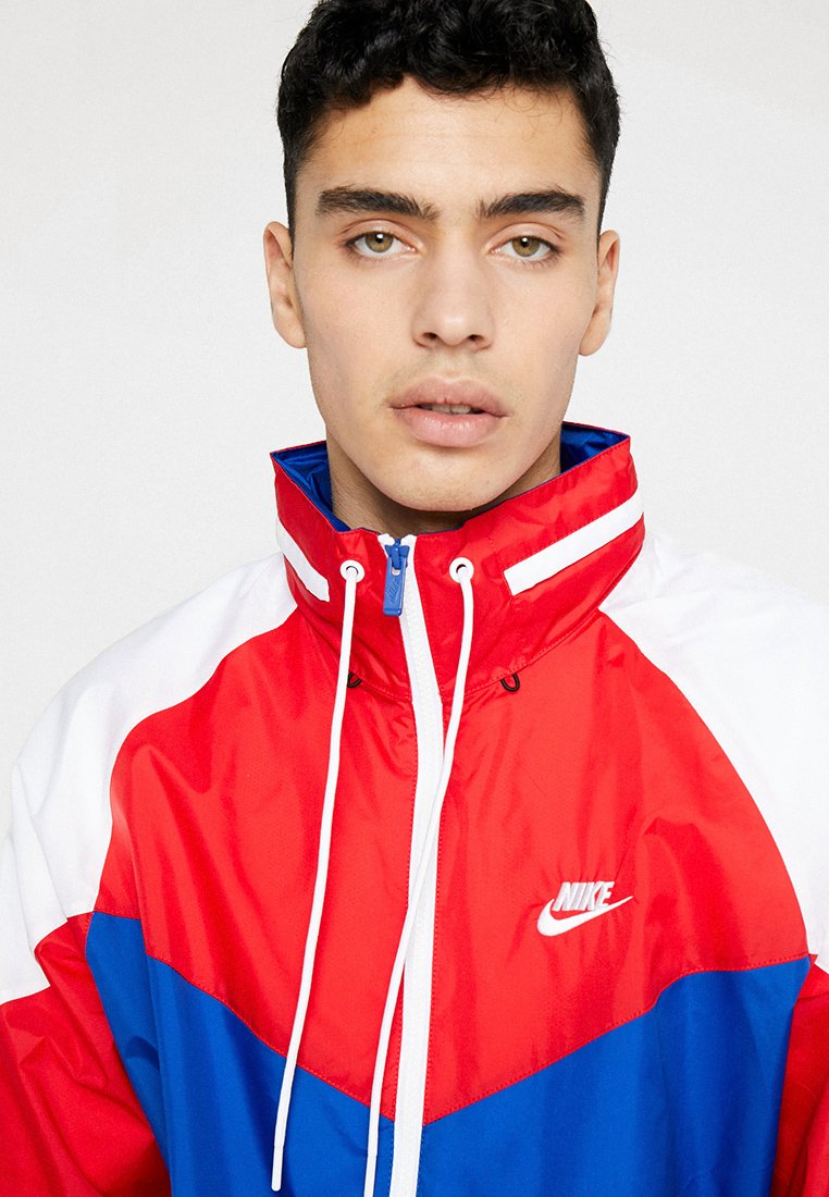 blå rød og hvit nike jakke blå rød og hvit nike jakke