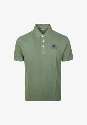 Polo verde oliva de manga corta con tres botones y un pequeño parche con logo en el pecho izquierdo.