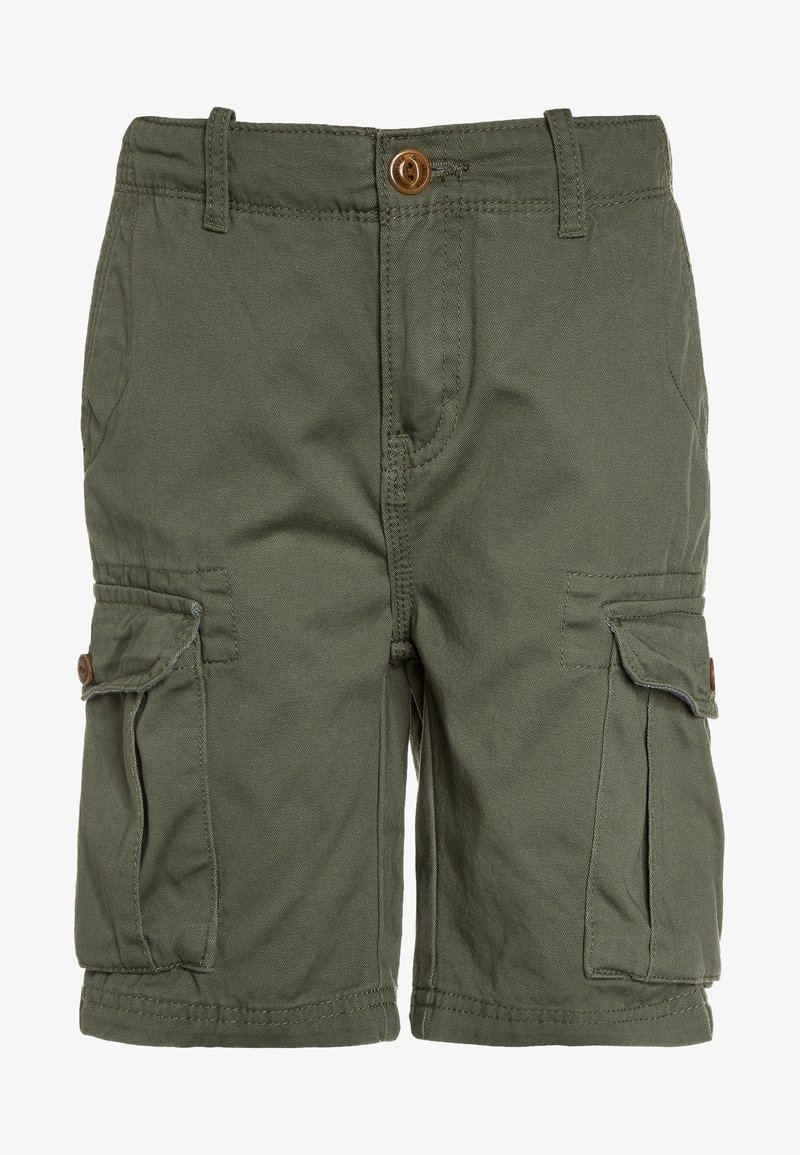 Shorts cargo verts avec fermeture à bouton, passants de ceinture, poches latérales et poches à rabat avec bouton sur chaque cuisse.