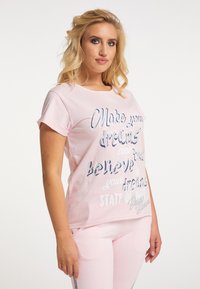 Rosa T-Shirt mit kurzen Ärmeln, das mit einem bedruckten motivierenden Text in Silber und Marine ausgestattet ist, lockerer Schnitt und aus weichem Baumwollmaterial.