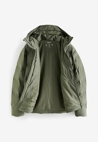 Jachetă căptușită de culoare verde măslinie, cu glugă, fermoar frontal și etichetă internă. Textură netedă, cu cusături vizibile și un design ușor.