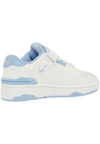 Pantof sport alb cu talpă joasă, accente bleu deschis, căptușeală din plasă, șireturi, o baretă cu scai și detalii cu marcă pe lateral și pe călcâi.