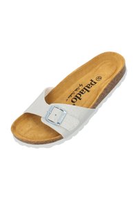 Weiße strukturierte Riemchensandale mit einem gewölbten Riemen, silberner Schnallenakzent und einem konturierten Korkfußbett. Gummisohle, lässiges Design.