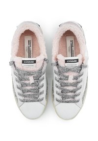 Sneakers bianchi con fodera in pile rosa, lacci grigi a stampa leopardata e un upper testurizzato. Presentano il marchio sulla linguetta e sul tallone.