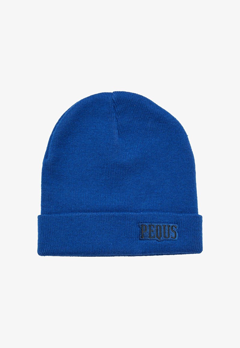 Blå strikket lue med brett som har svart "PEQUS" broderi foran. Myk tekstur, formtilpasset design.