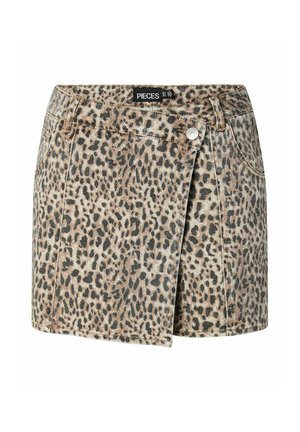 Mini-jupe imprimé léopard avec rabat asymétrique à l'avant, passants pour ceinture et fermeture par bouton argenté, étiquetée "PIECES" à la taille.