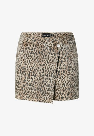 Mini-jupe imprimé léopard avec rabat asymétrique à l'avant, passants pour ceinture et fermeture par bouton argenté, étiquetée "PIECES" à la taille.