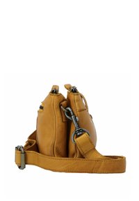 Borsa a tracolla in pelle gialla con doppie comparti, hardware in argento, tracolla regolabile e finitura texture. Presenta cerniere sulla parte superiore.