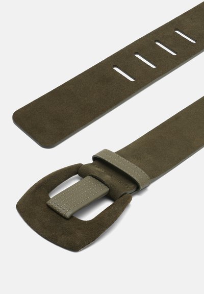 Olijfgroene suède riem met een brede, ronde gesp; heeft een gestikt band en vier verstelbare gaten voor maataanpassing.