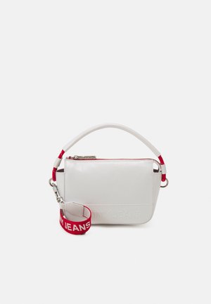 Sac à main synthétique blanc avec une finition lisse, des accents rouges et une bandoulière amovible. Dispose d'une fermeture éclair et d'un logo de marque embossé.