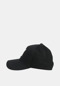 Cappellino da baseball nero con visiera curva, realizzato in cotone, con un logo bianco sul fronte. Cinturino regolabile sul retro.