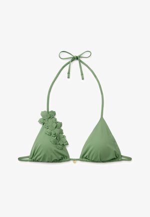 Groen driehoekig bikinitopje met halternekstrik, bloemenapplicatie op linker cup en dunne achterbandjes met een klein gouden bedelslot.