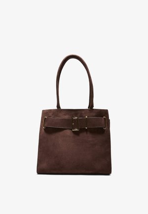 Borsa in pelle scamosciata marrone di forma rettangolare, manici doppi lunghi e ampia cintura con fibbia dorata sulla parte anteriore.