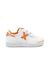 Zapatilla blanca de caña baja con detalles en naranja, lados perforados, tres correas de velcro y suela y tab de talón con marca.