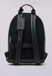 Zaino nero con tessuto testurizzato e dettagli in pelle liscia. Presenta spallacci regolabili, una maniglia superiore e un'etichetta di marca. Compartimento con zip.