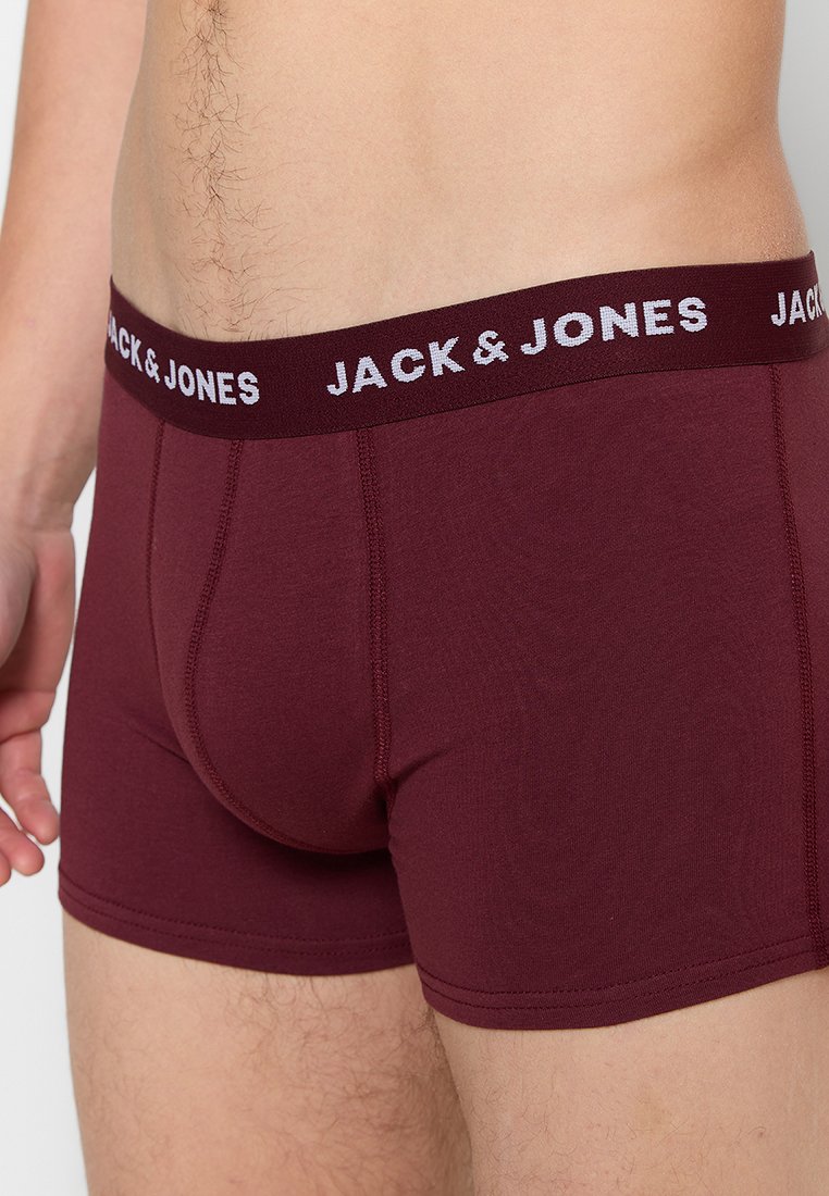 Boxer cortos de algodón burdeos con una cinturilla elástica blanca que presenta el logotipo "JACK & JONES", textura suave y diseño ajustado.