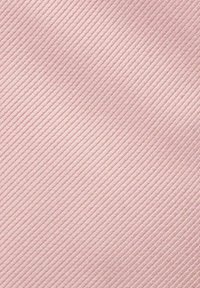 Rosa texturerad tyg med ett diagonalt ribbat mönster, som ger en mjuk och slät yta med en subtil lyster.