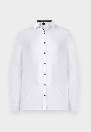 Weißes Langarmhemd aus glattem Stoff, mit einem klassischen Kragen, schwarzen Knöpfen und einem dezenten schwarzen Akzent im Kragen.