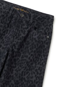 Pantalones vaqueros de estampado de leopardo oscuro con un diseño de pierna ancha, cierre de botón y bolsillos frontales. La tela tiene una textura suave con un ligero brillo.