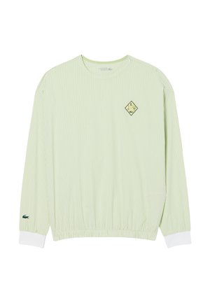 Camisa de manga larga verde claro con rayas verticales, puños acanalados, cinturilla elástica y un logo de diamante negro y amarillo en el pecho.