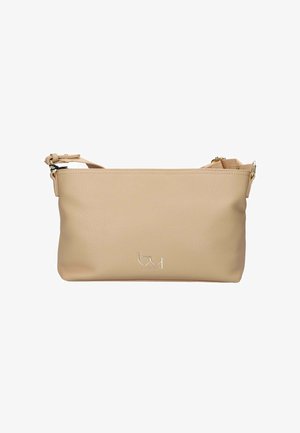 Borsa a tracolla rettangolare in pelle beige con tracolla regolabile e piccolo logo metallico al centro anteriore.