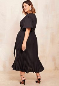Friends Like These REGULAR FIT - CURVE  PLEATED  MIDI  - Freizeitkleid - black