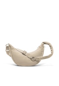 Sac bandoulière beige en forme de croissant avec sangle rembourrée réglable et fermeture éclair, marqué d'un petit logo "Johnny Urban" à l'avant.