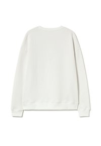Sudadera blanca de corte relajado, con cuello redondo acanalado y mangas largas. Textura suave y dobladillo terminado. Sin marcas ni patrones visibles.