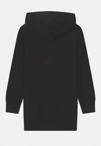 Jednoduchá černá mikina s dlouhým rukávem, s žebrovanými manžetami a lemem, zobrazená zezadu na bílém pozadí.