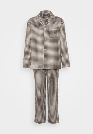 Conjunto de pijama às riscas castanhas com parte de cima de mangas longas e calças a condizer. Feito de tecido macio com detalhes brancos e um bolso no peito.