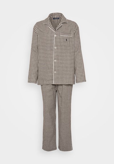 Set de pijama cu carouri maro, format dintr-un top cu mânecă lungă și pantaloni asortați. Confecționat dintr-o țesătură moale, cu dantelă albă și un buzunar pe piept.