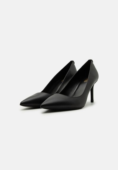 Escarpins noirs en cuir avec des pointes effilées et un talon aiguille fin, présentant une surface lisse et un design simple et épuré.