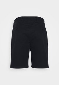 Shorts noirs mi-genoux avec passants de ceinture, deux poches arrière à boutons, vus de dos sur un fond uni clair.