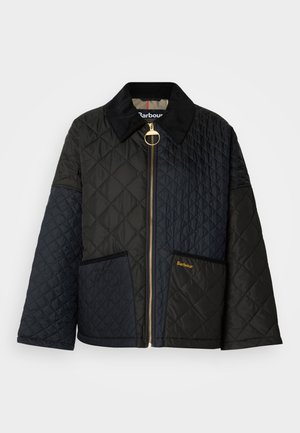 Mustriga jope mustas ja tumesiniseks triibuline, krae, kuldne tõmblukk ja kaks eesmist taskut. Omab kuldse logoga detaili.