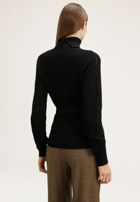 Motivi DOLCEVITA CON CINTURA IN VITA - Maglione - nero