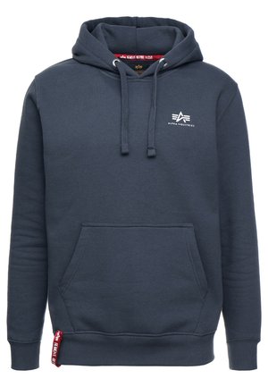 Marineblå hettegenser med kengurulomme på forsiden, snor i hetten og en hvit logo på brystet. Mykt stoff med ribbestrikkede mansjetter og nederkant.