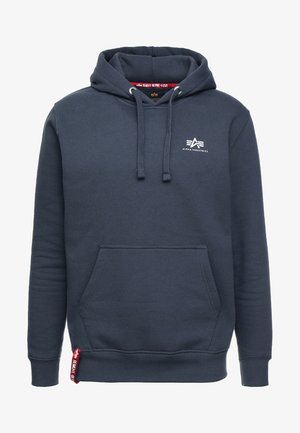Navy plavi dukserica s prednjim kengurucosim džepom, kapuljačom s utezima i bijelim logotipom na prsima. Mekani materijal s rebrastim manžetama i donjim rubom.