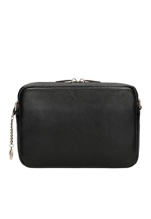 Černá kožená kabelka s texturovaným povrchem, obdélníkovým tvarem a zipovým uzavřením. Obsahuje zlatě tónovaný řetěz a akcentové kovové detaily.