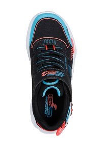 Zapatilla negra con cuello acolchado, acentos en azul y naranja, y paneles de malla. Los cordones son negros con detalles reflectantes y suela de goma.