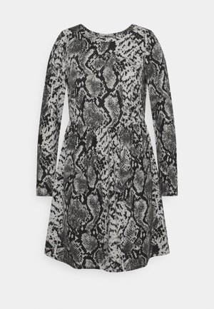 Robe à manches longues avec imprimé serpent noir et gris, taille cintrée et encolure ronde.