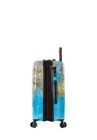 Valigia rigida con design a mappa blu, zip nera e manico retrattile. Quattro ruote per una facile manovrabilità.