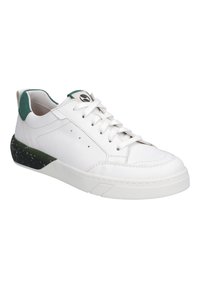 Białe skórzane sneakersy z zielonymi akcentami na pięcie, teksturowana gumowa podeszwa oraz gładka powierzchnia. Posiadają tradycyjny sznurowany design i minimalistyczny styl.