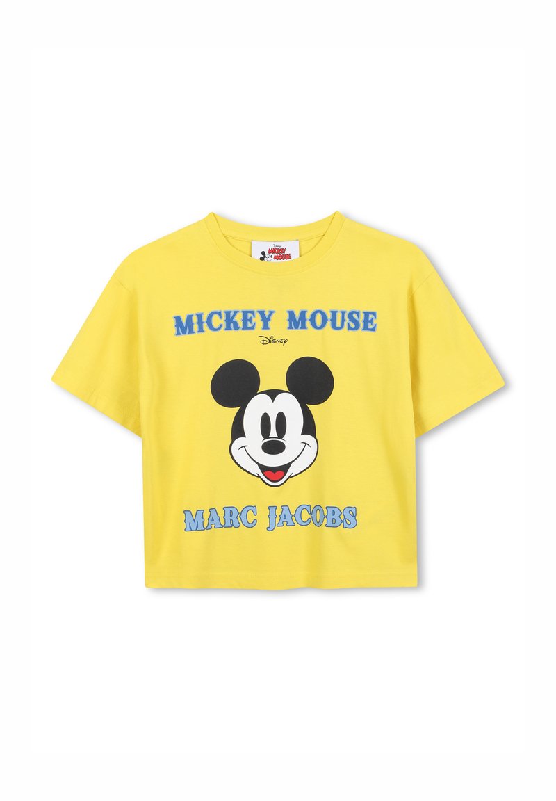 Żółta bawełniana koszulka z krótkim rękawem z dużym czarno-białym nadrukiem Myszki Mickey, z napisem "MICKEY MOUSE" oraz "MARC JACOBS" w niebieskim kolorze.
