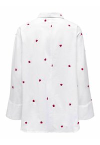 Chemise blanche à manches longues avec col, ornée de broderies en forme de cœurs rouges dispersées. Tissu doux, coupe décontractée et ourlet arrondi.