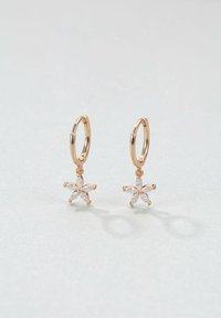 Różowe złote kolczyki w kształcie obręczy z zawieszką w kształcie kwiatu, ozdobione sześcioma przezroczystymi kamieniami szlachetnymi, prezentujące polerowane wykończenie i delikatny blask.