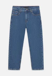 Blå denim jeans med rett benkutt, femlommers design, subtil tekstur og kontrasterende søm. Har knapp og glidelås.