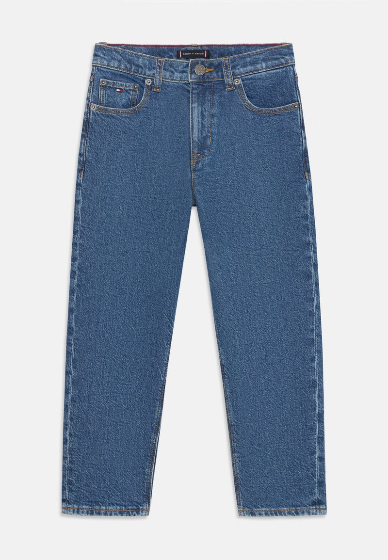 Blå denim jeans med rett benkutt, femlommers design, subtil tekstur og kontrasterende søm. Har knapp og glidelås.