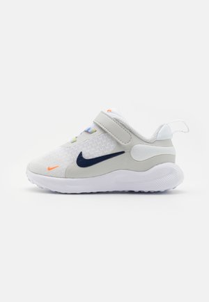 Nike Performance REVOLUTION 7 UNISEX - Zapatillas running asfalto - white/midnight navy/photon dust/vapor green