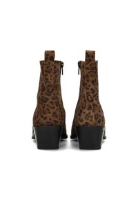 Bottes à cheville imprimé léopard marron avec une finition en suede texturé, talon noir et fermeture zip sur le côté. L'arrière présente une languette de traction.